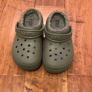 Gray lined crocs.